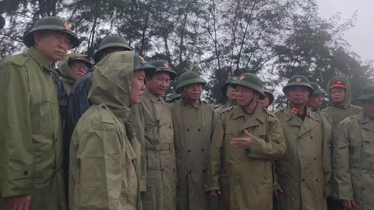 Sau cuộc họp tại Sở Sở Chỉ huy tiền phương Phó Thủ tướng Trần Hồng Hà đã trực tiếp vào kiểm tra công tác ứng phó bão số 5 tại đê Hội Thống. Ảnh: PV