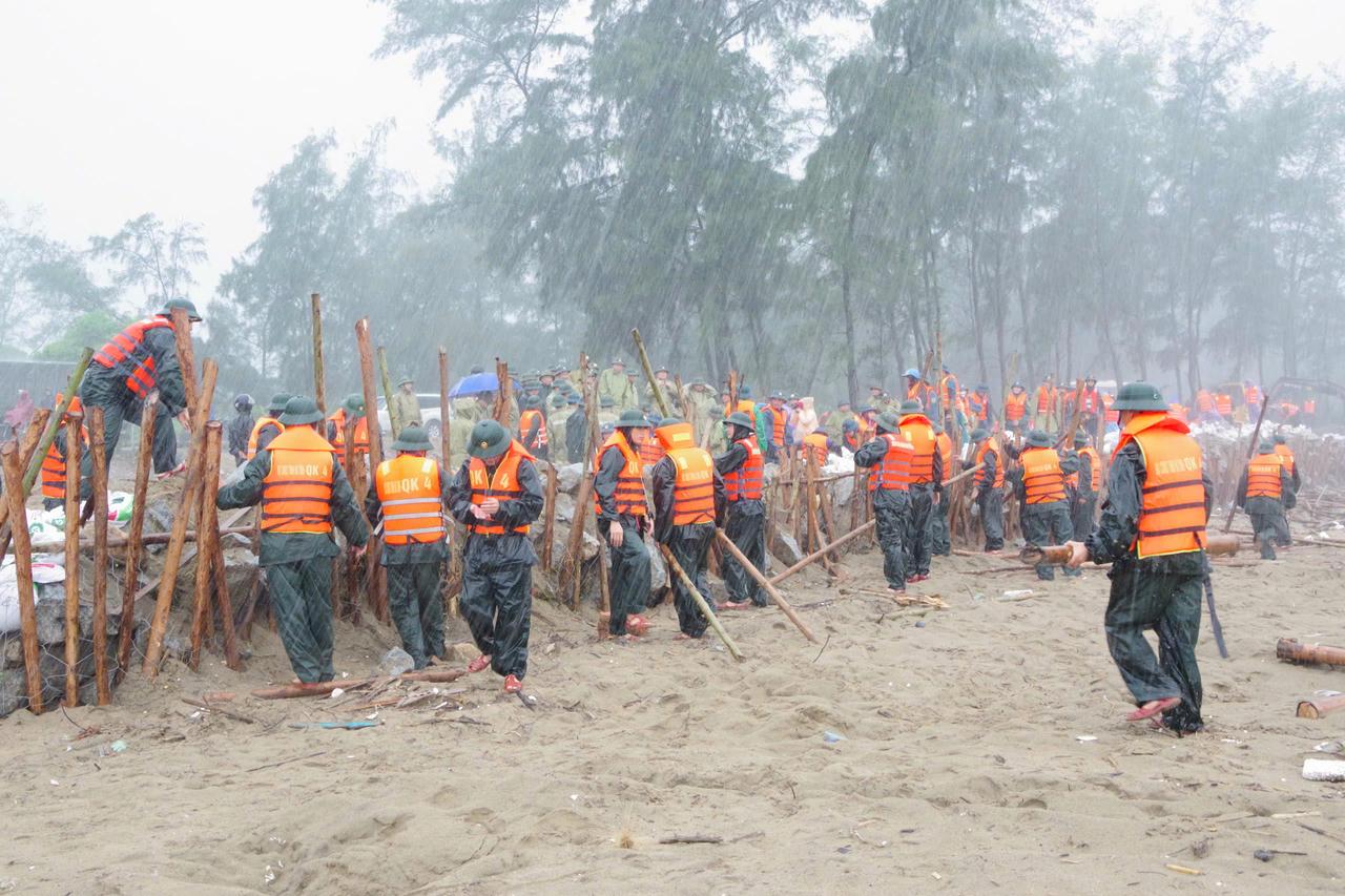 Các lực lượng tham gia hộ đê Hội Thống ở xã Đan Hải, tỉnh Hà Tĩnh. Ảnh: PV