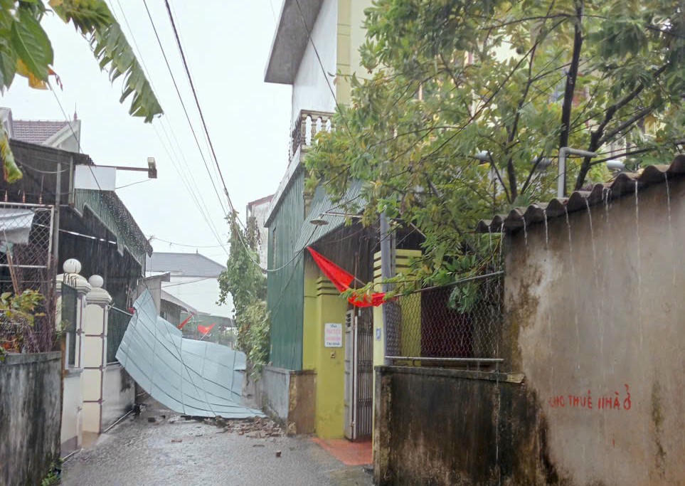 Đến trưa ngày 25/8, gió lớn đã khiến nhiều mái tôn nhà dân ở phường Thành Sen, tỉnh Hà Tĩnh bị bay. Ảnh: PV