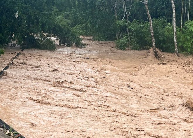 Cận cảnh dòng nước lũ cuồn cuộn đổ về ở xã miền núi Thanh Hóa, nhiều bản bị cô lập