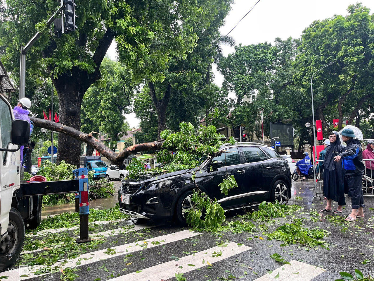 Lực lượng chức năng đã có mặt để cắt, di dời cây đổ, để các phương tiện lưu thông.