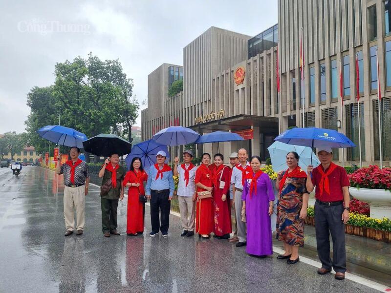 Bác Bình Minh (áo xanh, thứ 4 từ trái sang), cán bộ công an nghỉ hưu cùng bạn bè tranh thủ chụp ảnh lưu niệm.