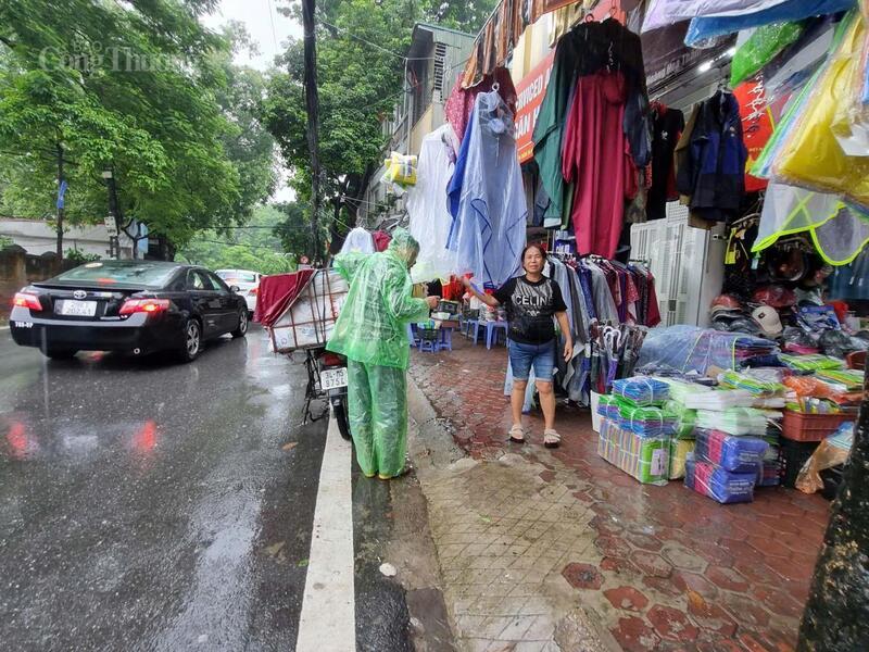 Trên khắp các tuyến phố, áo mưa được bày bán để đáp ứng nhu cầu người dân.