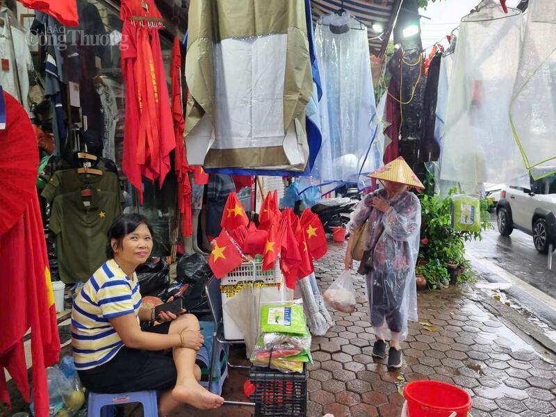 Chị Nguyễn Thị Hồng, tiểu thương nhiều năm bán cờ áo tại phố Hoàng Hoa Thám cho biết, giá áo mưa những ngày này không thay đổi.