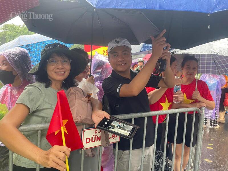 Chị Lan (mũ xanh) bay từ Côn Đảo ra, hoà mình trong ngày hội non sông.
