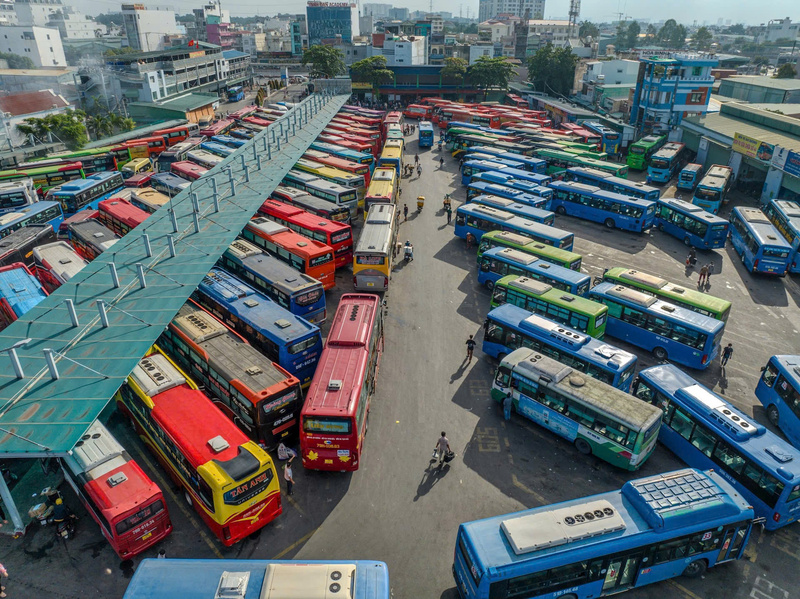 Bến xe Miền Tây (phường An Lạc) dự báo sản lượng khách dịp lễ tăng trên 7%, phương tiện tăng trên 5% so với cùng kỳ năm trước. Ngày cao điểm 30/8, bến có thể đón khoảng 65.500 khách với 2.250 lượt xe
