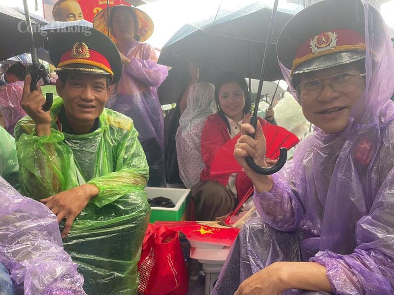 Chú Nguyễn Đại Thắng (72 tuổi) từ xã Quảng Oai, Hà Nội cùng đồng đội tới đường Hùng Vương từ 2h sáng để chờ đón xem sơ duyệt.