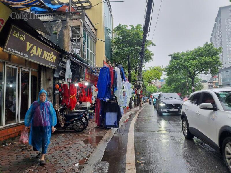 Theo khảo sát của phóng viên Báo Công Thương, dù nhu cầu cao song giá áo mưa không thay đổi, áo mưa mỏng chỉ 10.000 đồng, áo mưa bộ dao động từ vài chục đến 100.000 đồng”.