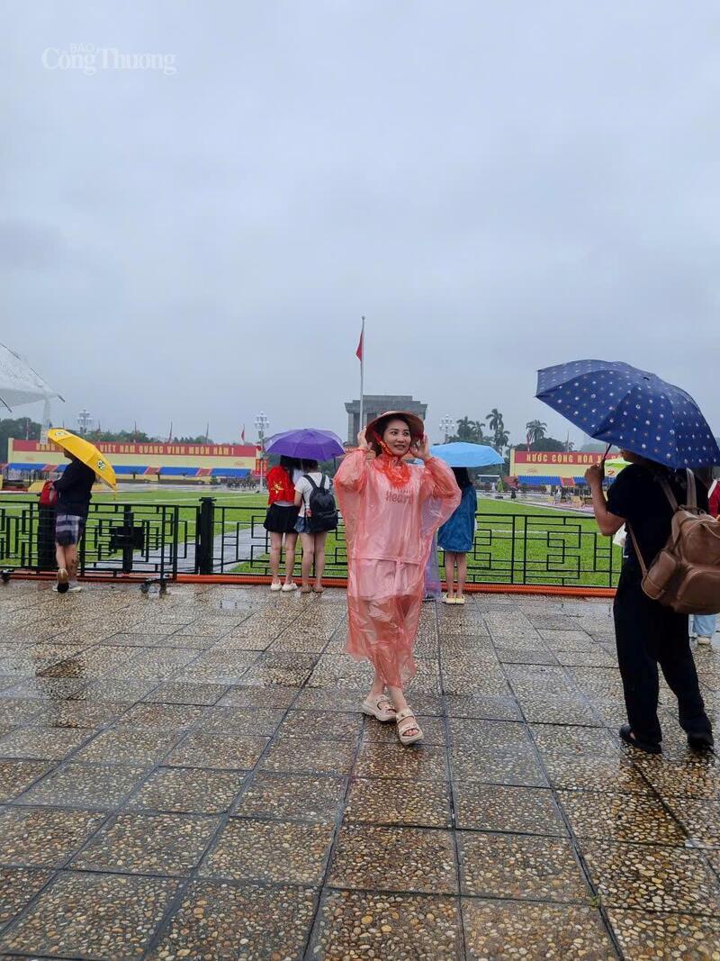 Chị Hương (ở Lạng Sơn) xuống Thủ đô Hà Nội từ sớm để xem sơ duyệt diễu binh.