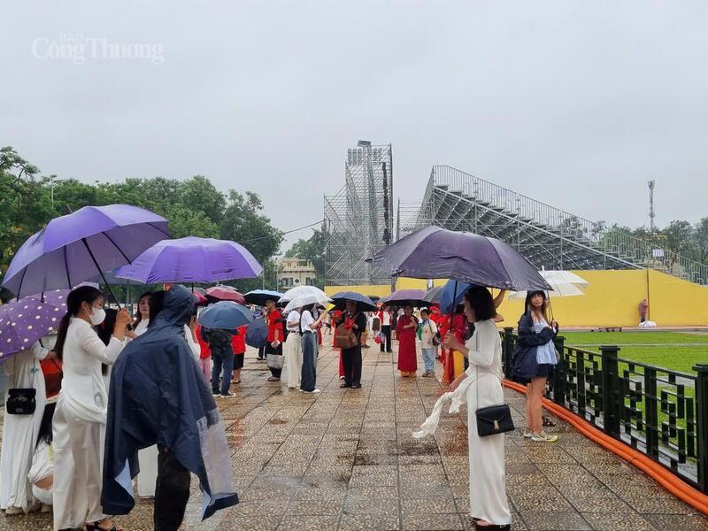 Hôm nay dù trời mưa, nhưng rất đông du khách vẫn đổ về Quảng trường Ba Đình từ sớm để chung vui cùng ngày hội non sông.