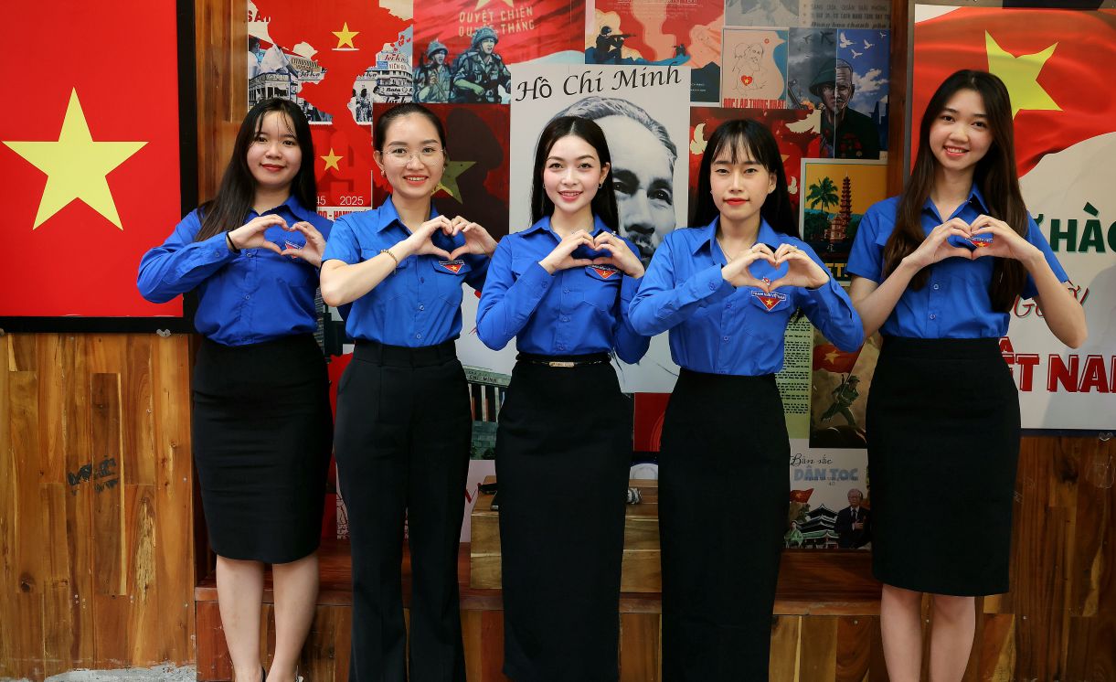 Đoàn thanh niên Ngân hàng Agribank Cần Thơ lưu giữ hình ảnh Tết Độc lập.