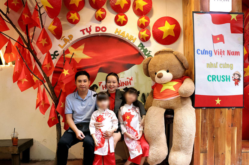 Dịp lễ cũng trở thành dấu ấn đặc biệt cho nhiều gia đình. Chị Võ Nhiên ở xã Chợ Lách (tỉnh Vĩnh Long) sang TP Cần Thơ để lưu giữ bộ ảnh kỷ niệm 10 năm ngày cưới.