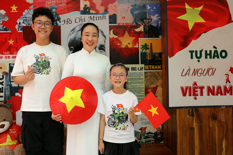 Cô Phạm Thị Minh Hải, giáo viên Trường Tiểu học Ngô Quyền (TP Cần Thơ), cho biết: “Gia đình tôi lưu lại khoảnh khắc trong dịp lễ Quốc khánh. Đây vừa là kỷ niệm đẹp vừa là dịp nhắc nhở con trẻ biết ơn công lao cha ông và tự hào khi được sống trong hòa bình, tự do“.