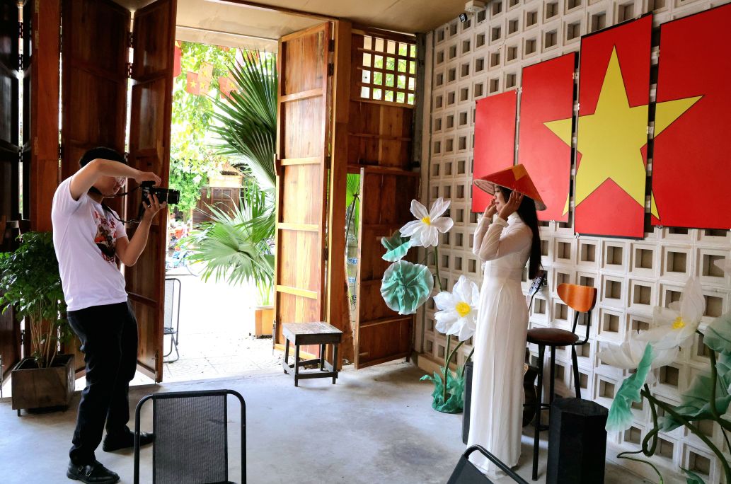 Những ngày cận kề Quốc khánh 2/9, nhiều tuyến phố, công viên và điểm công cộng tại Cần Thơ được trang hoàng rực rỡ cờ, hoa, pano chào mừng. Không khí lễ hội thu hút đông đảo bạn trẻ tìm đến chụp ảnh, lưu giữ khoảnh khắc ý nghĩa.