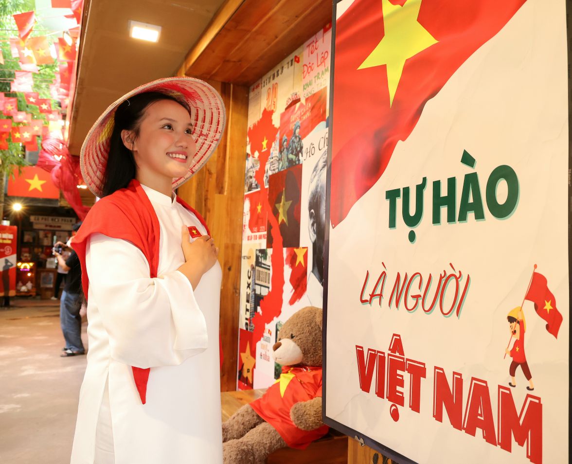 Chị Lê Thị Kim Hậu - Người đẹp Du lịch, Top 20 Hoa hậu Thế giới Việt Nam 2023 lựa chọn áo dài truyền thống cho bộ ảnh kỷ niệm. “Khi chụp hình bên lá cờ Tổ quốc, tôi cảm thấy thêm trân trọng và ý thức hơn về trách nhiệm học tập, sống xứng đáng với sự hy sinh của thế hệ cha anh. Tôi tin rằng những hình ảnh này sẽ góp phần lan tỏa tinh thần yêu nước, biết ơn lịch sử trong giới trẻ“, chị Hậu chia sẻ.