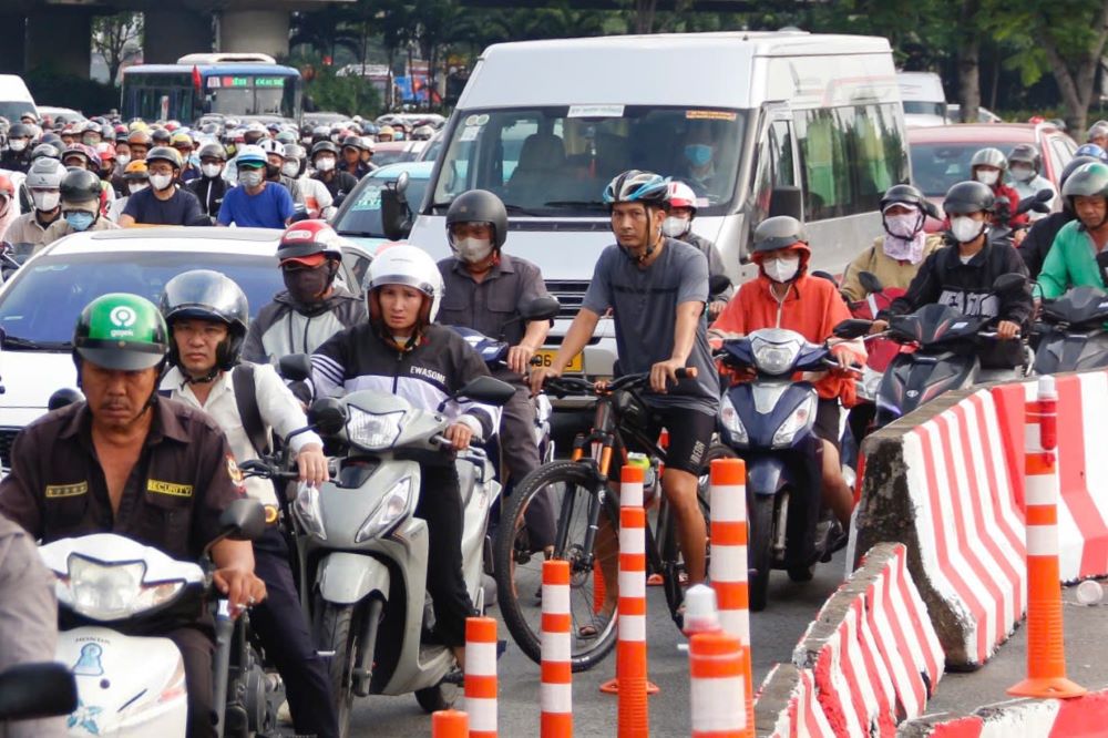 Người dân chen chúc di chuyển chậm tại hướng lên cầu Bình Triệu 2. Ảnh: Thái Bảo