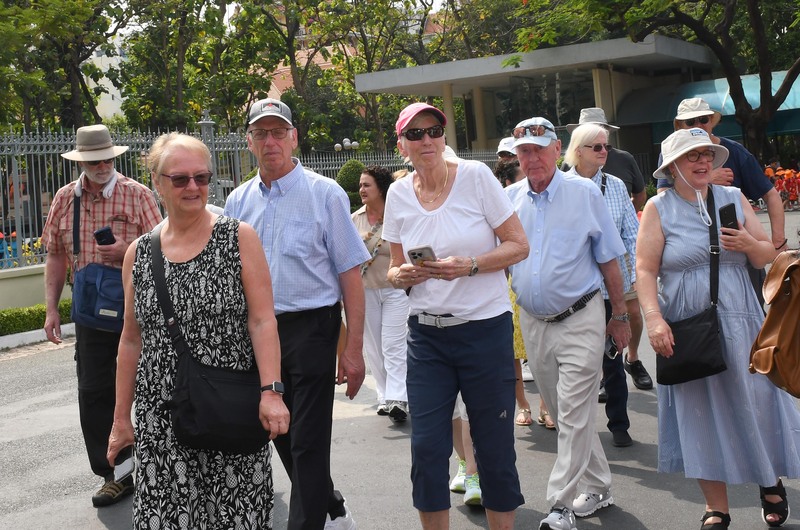 Du khách quốc tế tham quan Dinh Độc Lập. Ảnh: Minh Khuê