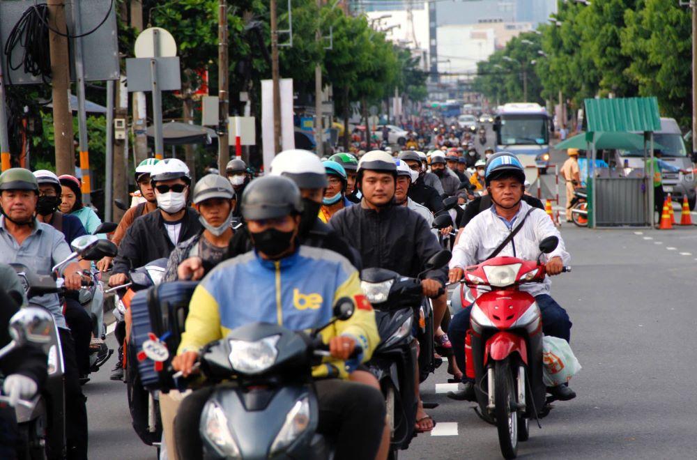 cầu Bình Triệu 1 tạm đóng một làn ôtô để phục vụ dự án nâng tĩnh không, làm tăng áp lực giao thông lên cầu Bình Triệu 2