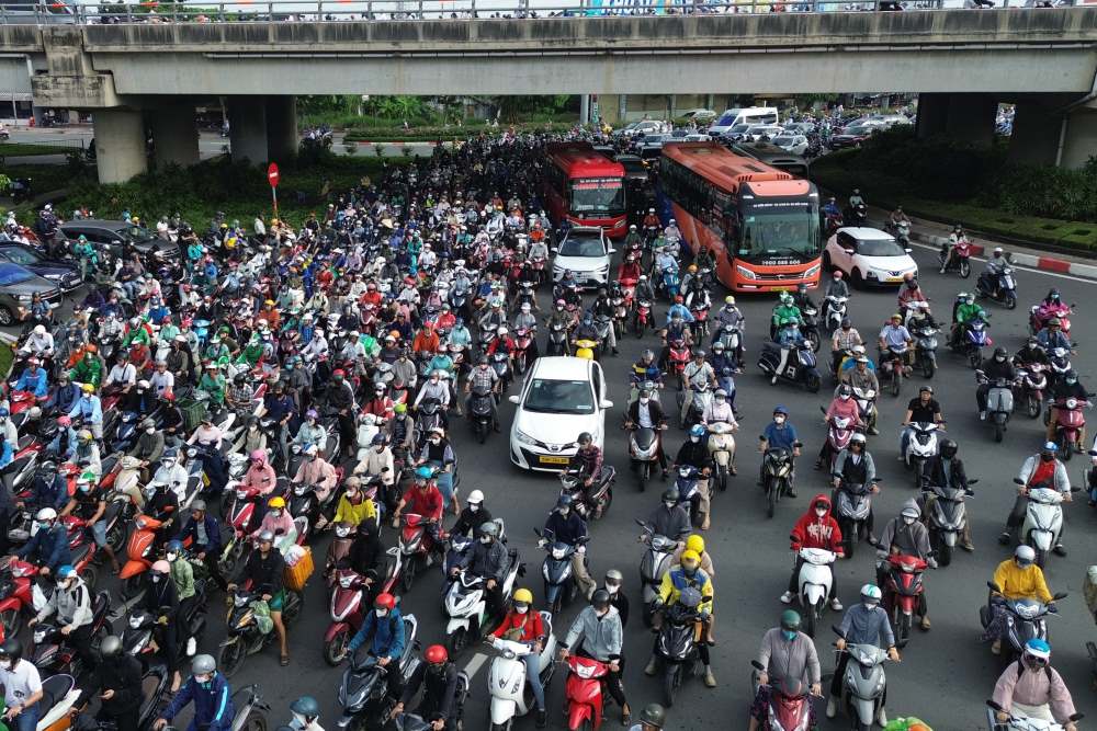 Ùn tắc nghiêm trọng tại ngã tư Bình Triệu khi nhiều dòng xe đổ dồn cùng lúc. Ảnh: Ngọc Ánh