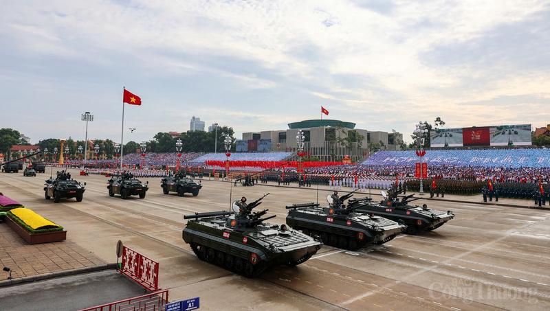 Người dân Việt Nam háo hức chiêm ngưỡng dàn vũ khí, khí tài quân sự trong cuộc diễu binh kỷ niệm 80 năm Quốc khánh 2/9.