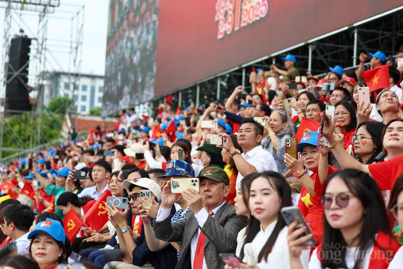 Vũ khí mạnh nhất của Việt Nam trong cuộc diễu binh vừa qua là lòng dân. Ảnh: Hoàng Hoà