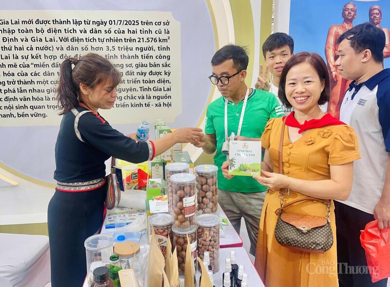 Nhiều sản phẩm nông sản và đặc sản đặc trưng, góp phần giới thiệu bản sắc địa phương. Ảnh: Bích Thu