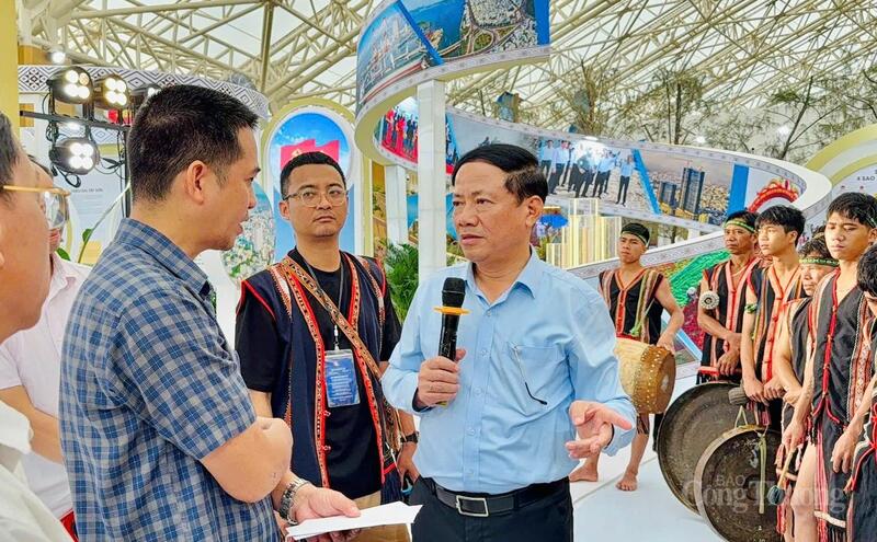 Chủ tịch UBND tỉnh Gia Lai thăm, động viên đoàn Gia Lai tham gia Triển lãm 80 năm thành tựu đất nước. Ảnh: Huy Phúc