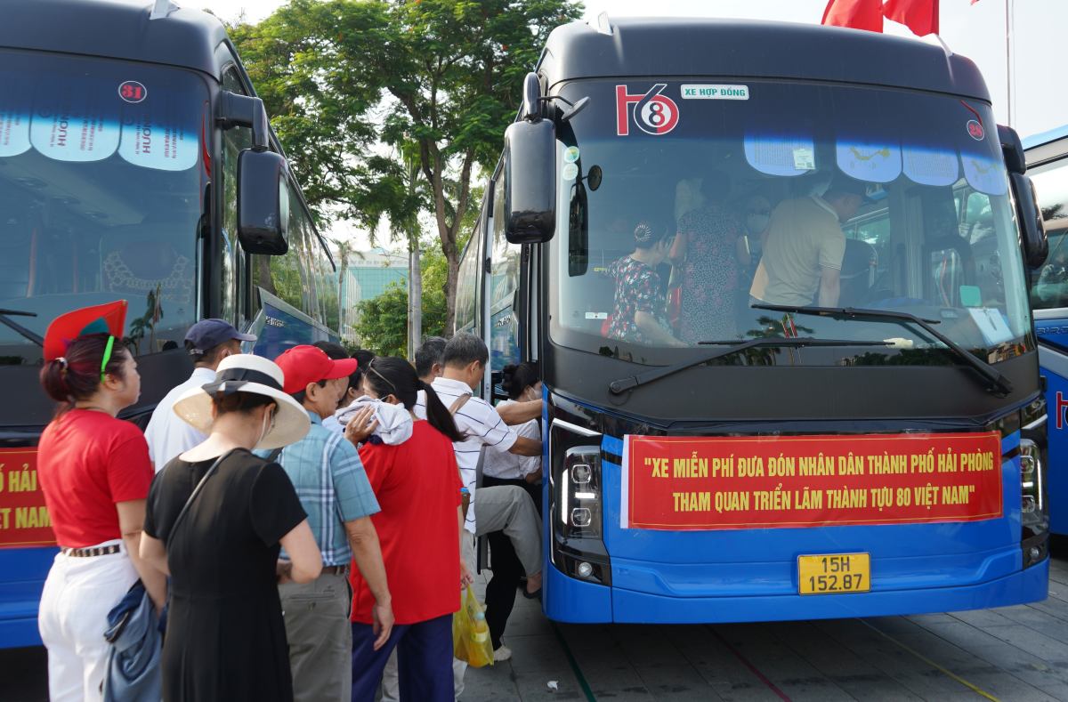 Người dân phấn khởi lên chuyến xe tham quan triển lãm A80. Ảnh: Mai Dung