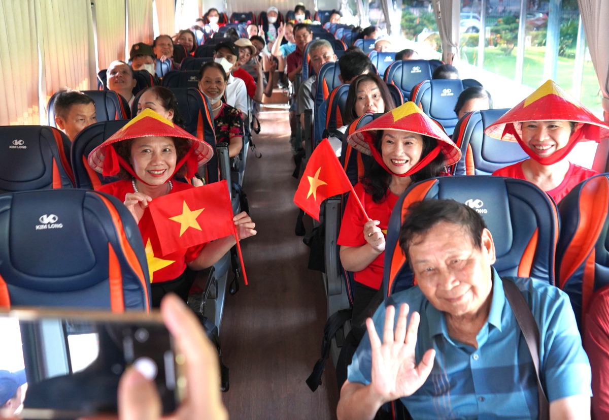 Nhân dân phấn khởi khi thành phố quan tâm, tổ chức cho người dân tham gia sự kiện lớn của đất nước. Ảnh: Mai Dung