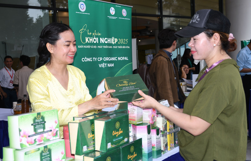 Doanh nghiêp giới thiệu sản phẩm với khách hàng bền lề cuộc thi. Ảnh: Minh Khuê.