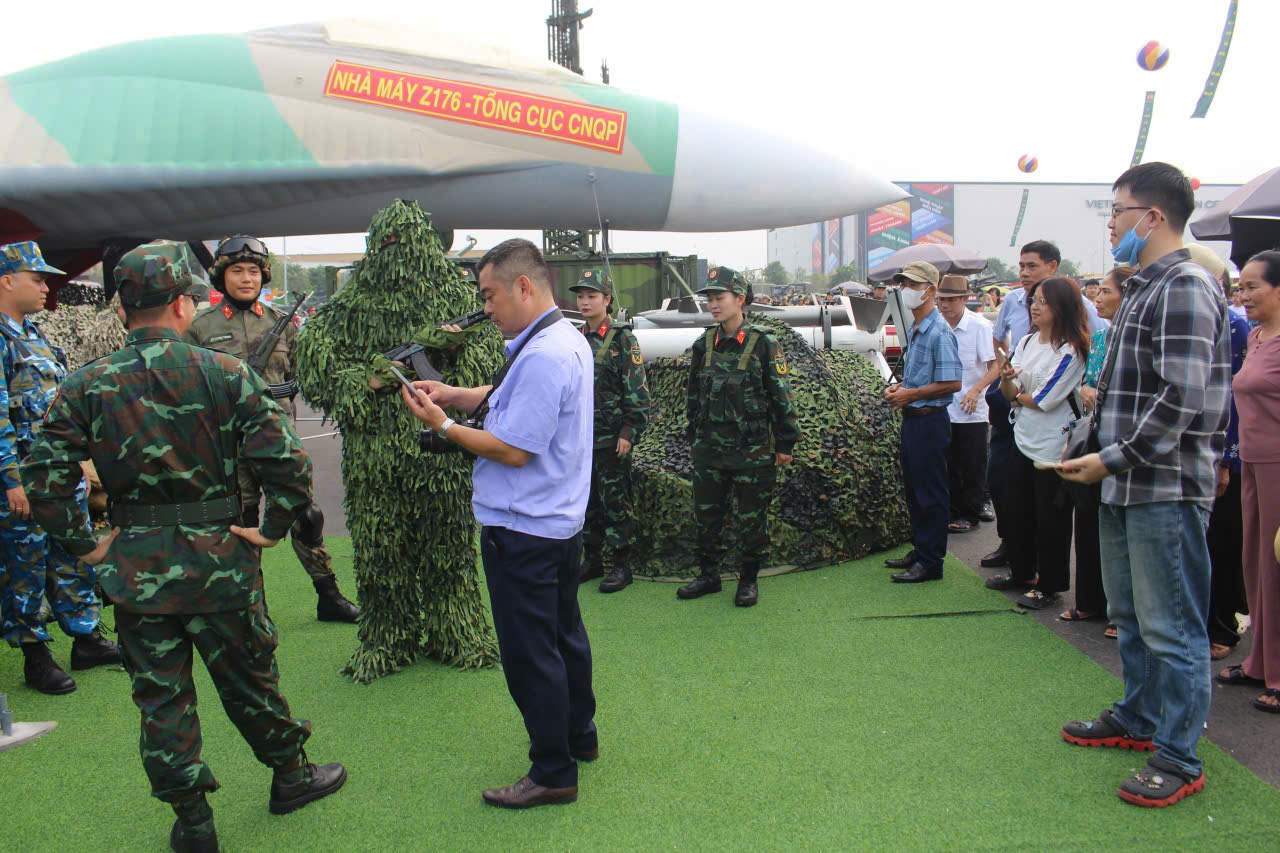 Bộ đội đặc công trình diễn trang phục có khả năng ngụy trang. Ảnh: Lê Tuyến