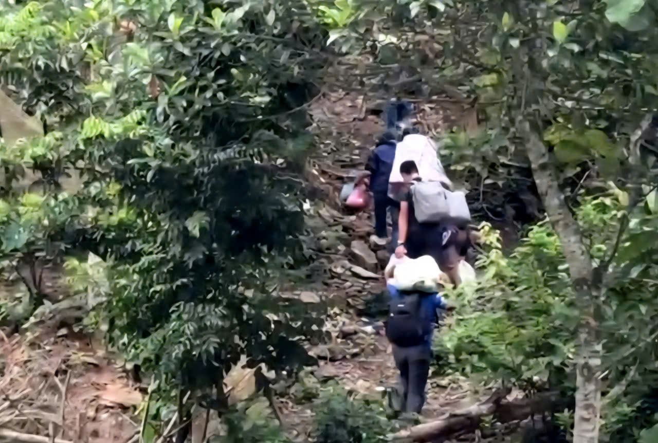 Lương thưc, thực phẩm được các thầy cô giáo vận chuyển băng qua rừng. Ảnh: Nguyễn Trường