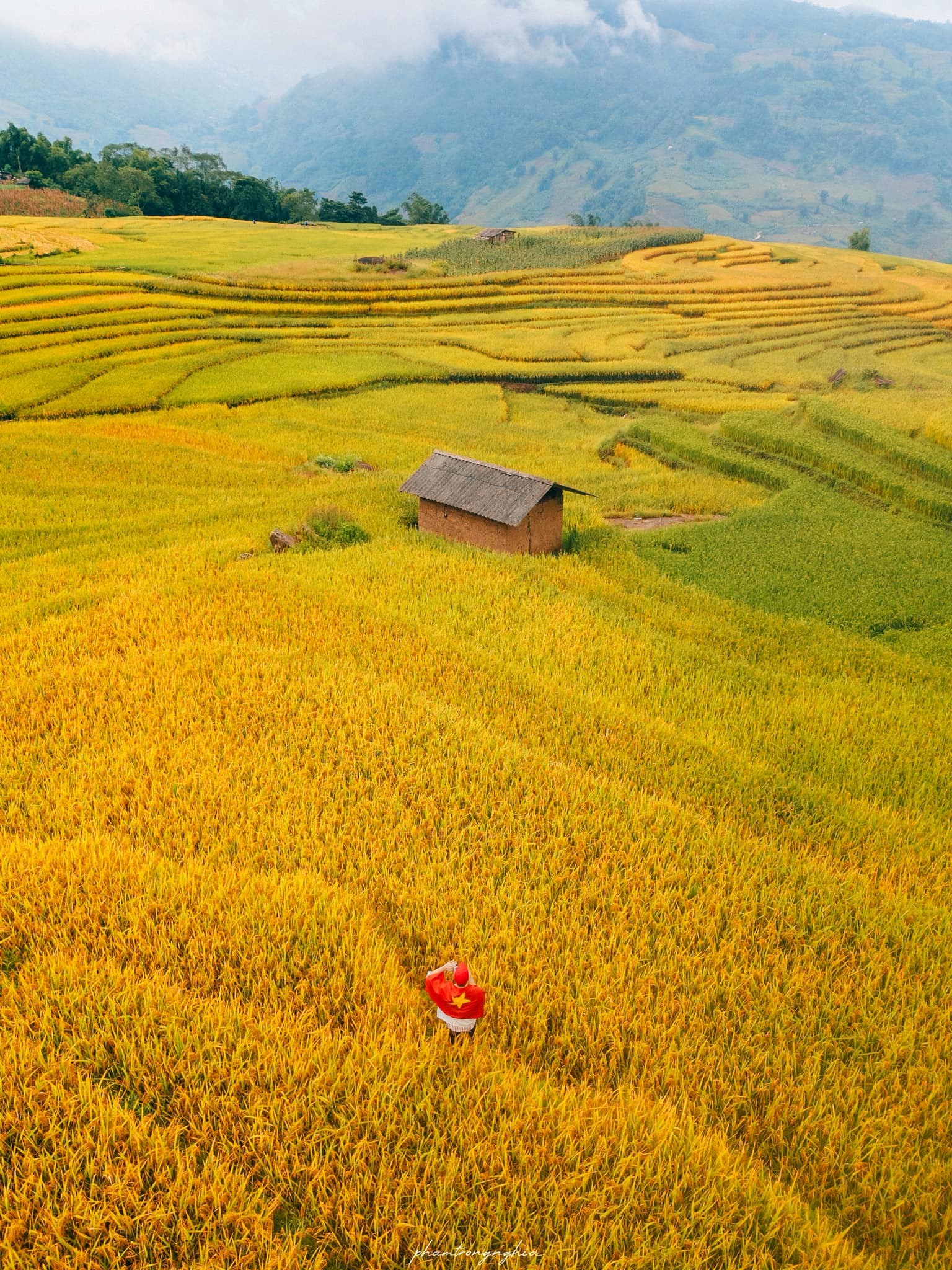 Ở Y Tý, anh Trọng Nghĩa đến các điểm nổi tiếng như View ruộng lúa quốc dân, công viên Choản Thèn, bản A Lù. Là lần đầu tiên đi Tây Bắc một mình, hình ảnh chụp được phần lớn là tự chụp flycam, nhờ trẻ em, hoặc những khách du lịch gặp trên đường.