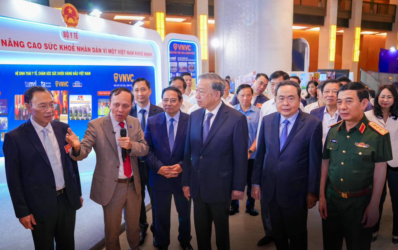 Tổng Bí thư Tô Lâm, Thủ tướng Chính phủ Phạm Minh Chính, Chủ tịch Quốc hội Trần Thanh Mẫn, Đại tướng Phan Văn Giang - Bộ trưởng Bộ Quốc phòng thăm dàn Robot AI  của Hệ thống BVĐK Tâm Anh giới thiệu. Ảnh: BVĐK Tâm Anh