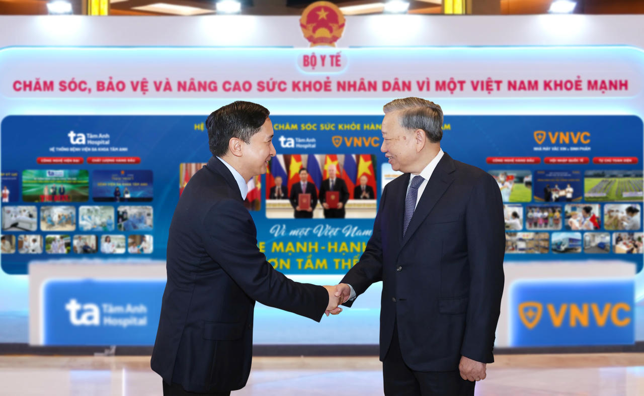 Ông Ngô Chí Dũng, Chủ tịch Hội đồng Quản trị Hệ thống BVĐK Tâm Anh, Vắc xin VNVC đón Tổng Bí thư Tô Lâm thăm gian trưng bày triển lãm của đơn vị. Ảnh: BVĐK Tâm Anh