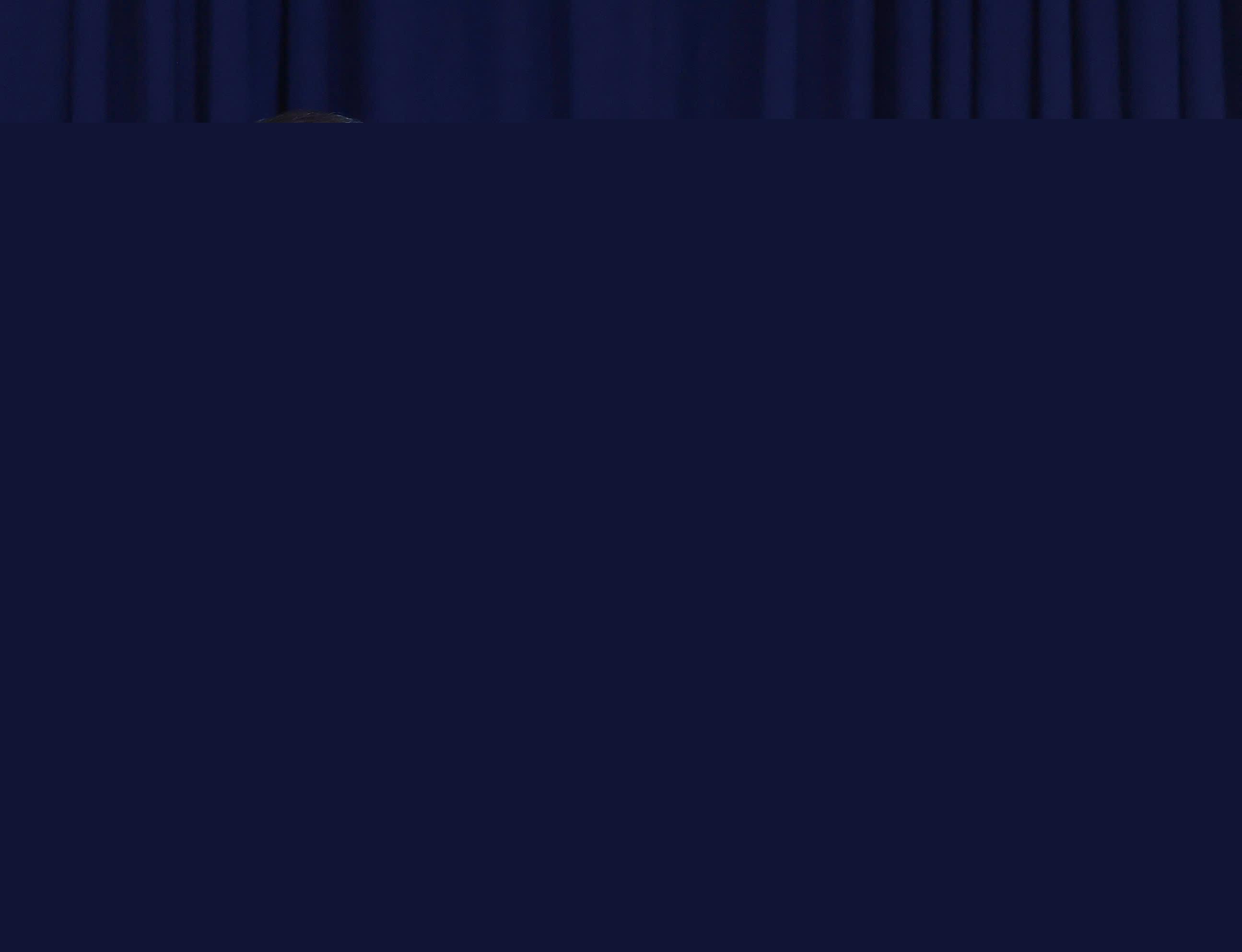 Bà Stephanie Pope, Chủ tịch kiêm Tổng giám đốc Boeing Commercial Airplanes gửi tặng Chủ tịch nước Lương Cường mô hình tàu bay Boeing 737-8 đầu tiên trong đơn đặt hàng 200 chiếc với Boeing. Ảnh: Lâm Khánh