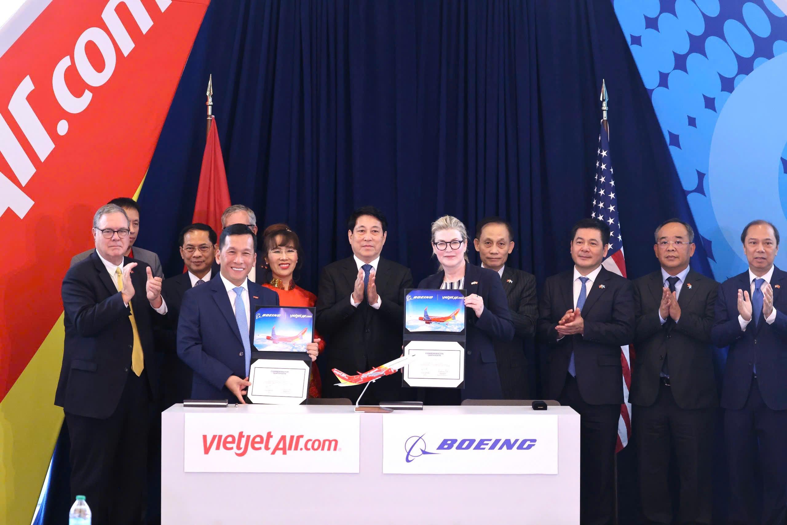 Dịp này, Vietjet chính thức nhận bàn giao tàu bay Boeing 737-8 đầu tiên trong đơn đặt hàng 200 chiếc trị giá 32 tỷ USD với Boeing. Ảnh: Lâm Khánh