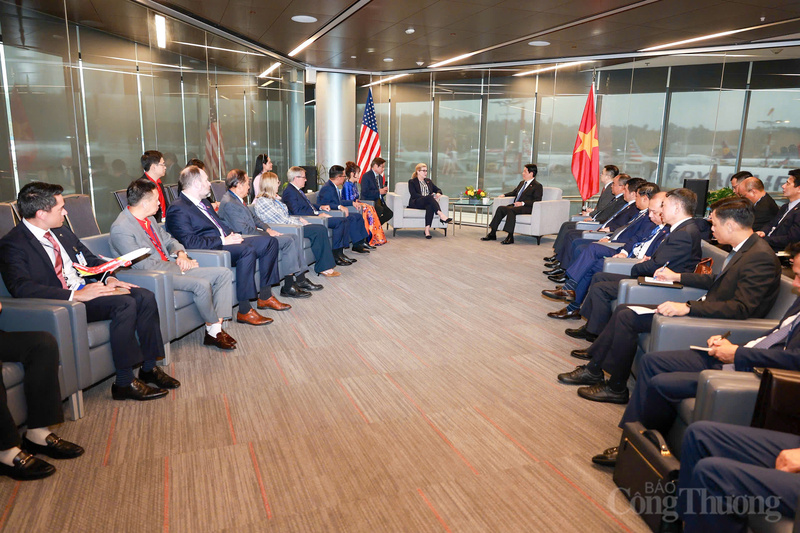 Người đứng đầu Nhà nước Việt Nam đề nghị Boeing tiếp tục phối hợp chặt chẽ để hoàn thành và chuyển giao đúng tiến độ các đơn đặt hàng đã ký kết, với lộ trình khai thác và phương án tài chính hiệu quả.