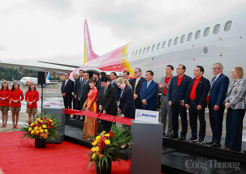 Vietjet chính thức nhận bàn giao tàu bay Boeing 737-8 đầu tiên trong đơn đặt hàng 200 chiếc trị giá 32 tỷ USD với Boeing, nhà sản xuất tàu bay hàng đầu thế giới. Ảnh: Nguyên Minh