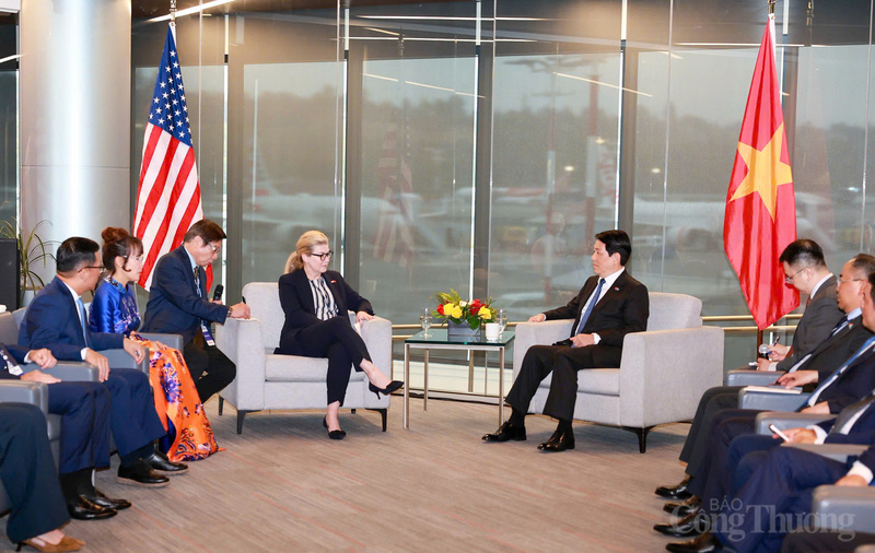 Trước đó, Chủ tịch nước Lương Cường đã có buổi tiếp và làm việc với bà Stephanie Pope, Phó Chủ tịch điều hành của Tập đoàn Boeing, đồng thời là Chủ tịch kiêm Giám đốc điều hành của Boeing Commercial Airplanes (BCA). Ảnh: Nguyên Minh