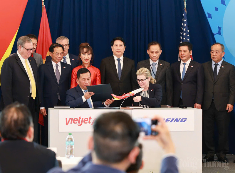 Chủ tịch nước Việt Nam Lương Cường, cùng lãnh đạo cấp cao hai nước và các đối tác doanh nghiệp chứng kiến lễ bàn giao. Ảnh: Nguyên Minh