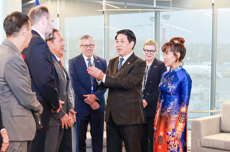 Chủ tịch nước đề nghị Boeing sớm nghiên cứu và triển khai đầu tư các nhà máy sản xuất linh kiện, cũng như xây dựng Trung tâm bảo dưỡng thiết bị, máy móc và tàu bay quy mô khu vực gắn với các cảng hàng không lớn, qua đó không chỉ phục vụ cho thị trường Việt Nam mà cả khu vực Đông Nam Á.