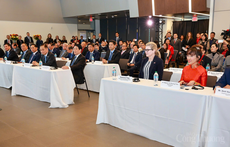 Chủ tịch nước Lương Cường cùng lãnh đạo cấp cao hai nước Việt Nam - Hoa Kỳ và các đối tác doanh nghiệp tham dự lễ bàn giao tàu bay Boeing 737-8 từ Tập đoàn Boeing Hoa Kỳ cho Vietjet. Ảnh: Nguyên Minh