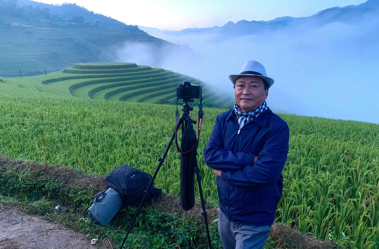 Nghệ sĩ nhiếp ảnh Thanh Miền có mặt từ sớm để căn khung hình săn ảnh mùa vàng. Ảnh : Hoàng Diệu.