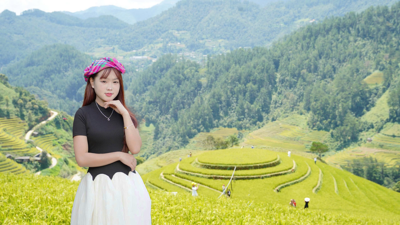 Thiếu nữ người Mông ở Mù Cang Chải lưu giữ thanh xuân bên thửa ruộng bậc thang. Ảnh: Đức Mạnh.