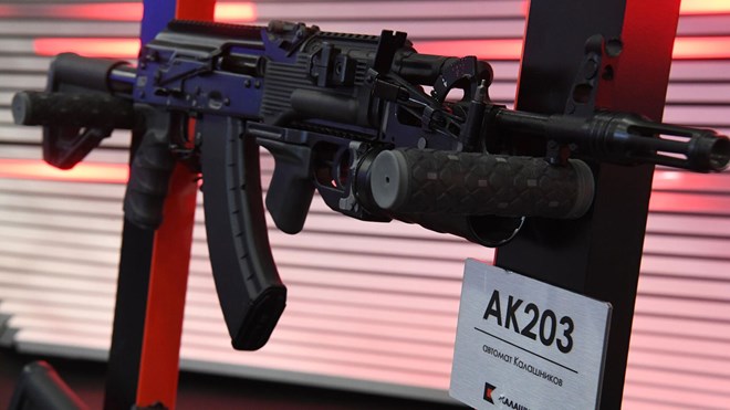 Súng trường AK-203 do tập đoàn vũ khí Kalashnikov (Nga) sản xuất. Ảnh: Sputnik