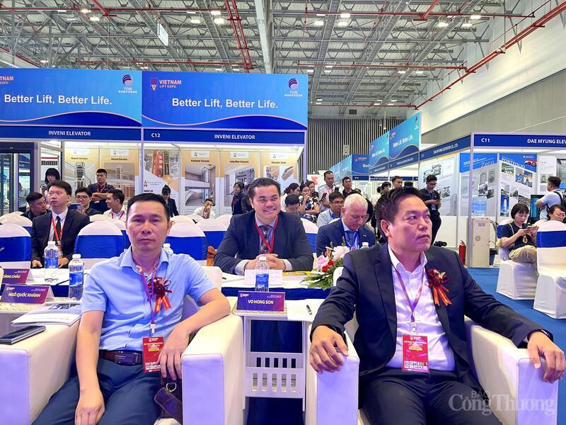 Các đại biểu tham dự triển lãm.