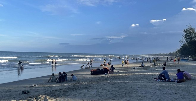 Cứu 5 người bị sóng cuốn trôi ra xa bờ ở biển Mỹ Khê, Quảng Ngãi