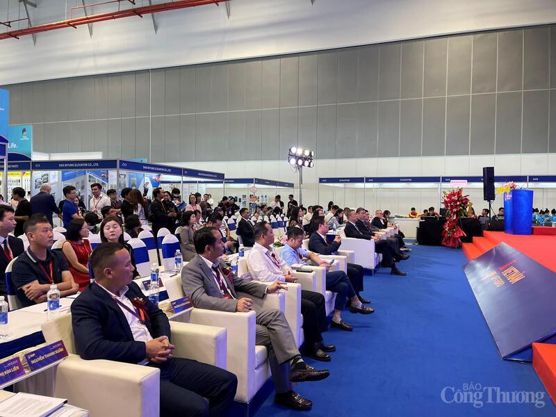 Quang cảnh lễ khai mạc triển lãm.