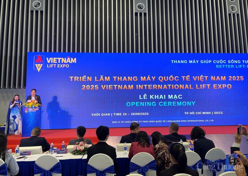 Quang cảnh triển lãm.